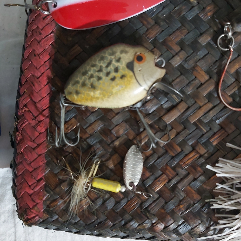 Assorted Fishing Lures Set - Picture 2 of 4